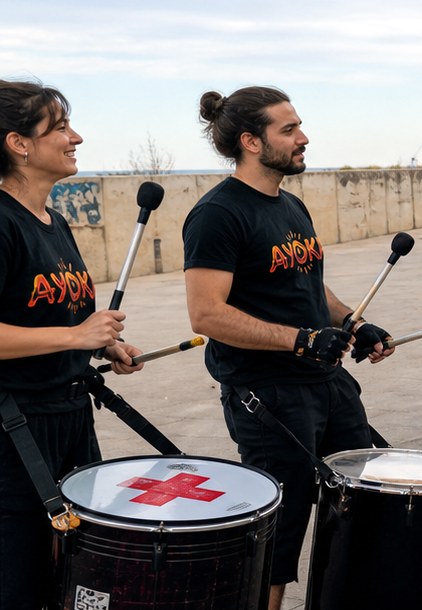 Grupo Ayoka tocando batucada junto al mar