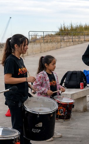 Batucada Ayoka en ensayo exterior