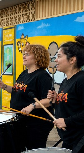 Tambores y baquetas en ensayo Ayoka